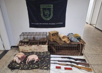 Caçador ilegal e moto roubada: COTAMA da PM ambiental age em Anchieta - Foto: PMES