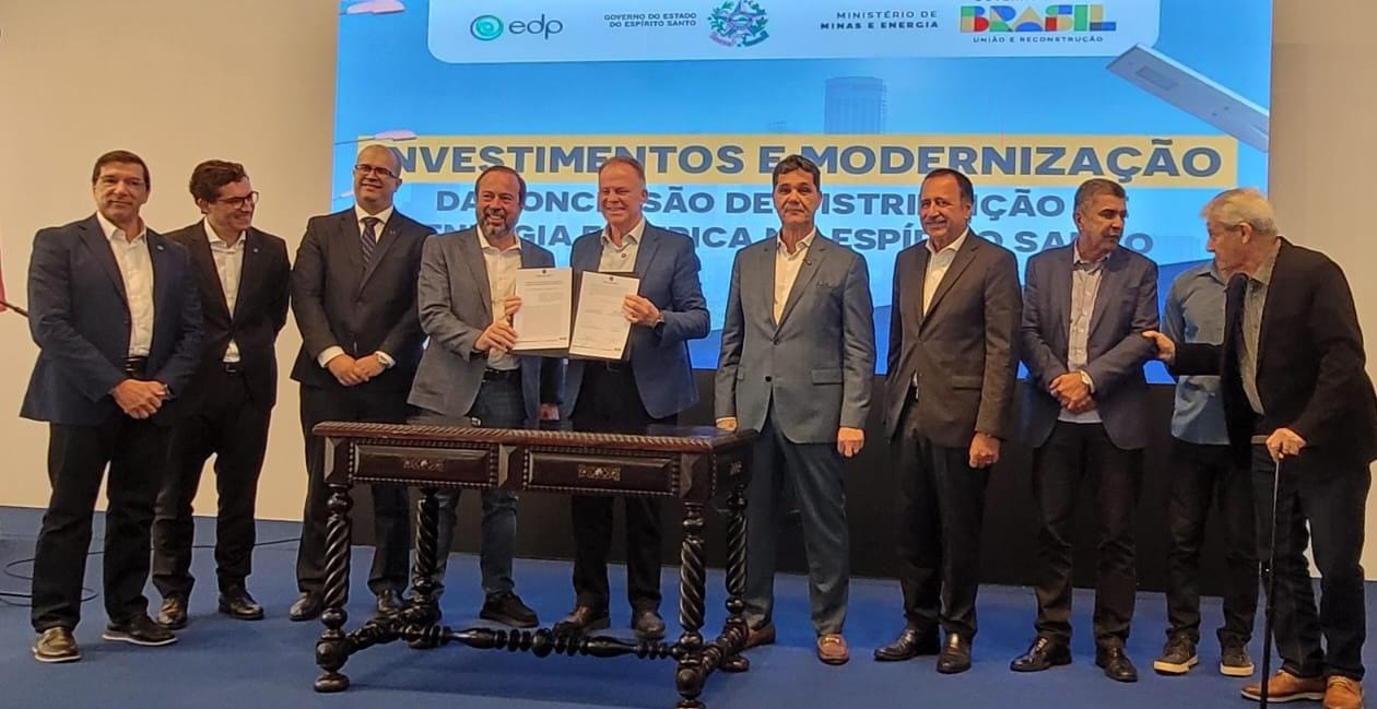 Da esquerda para a direita: Paulo Baraona, Presidente da Findes; João Brito Martins, CEO da EDP América do Sul; Ivo Sechi Nazareno, Diretor da Aneel; Alexandre Silveira, Ministro de Minas e Energia; Renato Casagrande, Governador (ES); Ricardo Ferraço, Vice-governador (ES); João Marques da Cruz, ex-CEO EDP América do Sul; Sérgio Vidigal, Secretário de Desenvolvimento (ES); Fabiano Contarato, Senador (ES); e Paulo Foletto, Deputado Federal (ES)(Crédito: Divulgação/EDP)