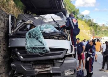 Grave acidente bloqueia BR-101 em Pedro Canário e deixa um morto - Foto: Rede Social