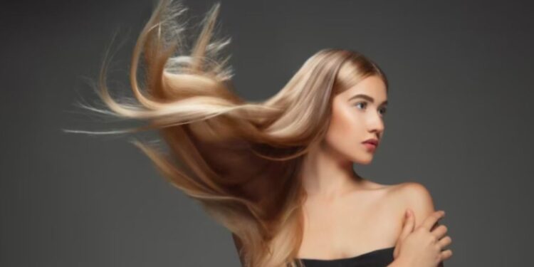 Mega hair exige cuidados diários e manutenção periódica para garantir fios bonitos e saudáveis. Foto: Istock