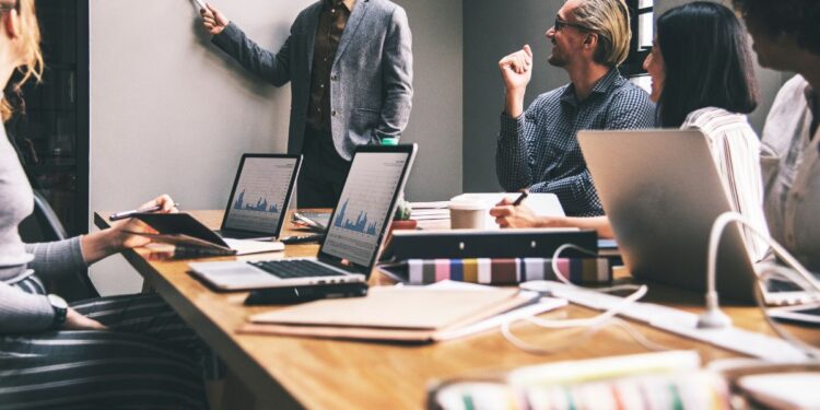 CRM e e-commerce: como realizar combinação para vender mais - Foto: Freepik