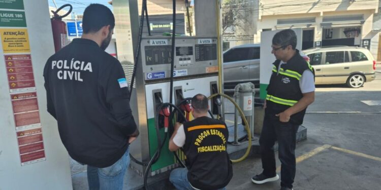 Fiscalização em postos de combustíveis identifica fraudes e interdita bicos de abastecimento. Foto: Governo do Estado/ES