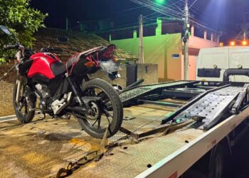 Perseguição policial termina com moto apreendida após condutor furar sinais e colidir com carro - Foto: PMES