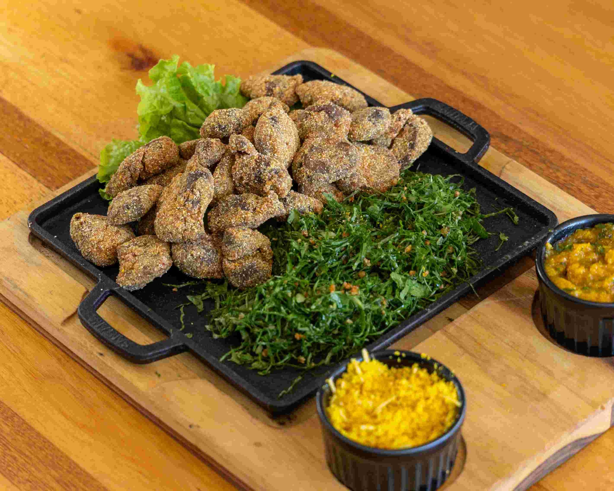 Parada dos Amigos – Moela de frango empanada, acompanhada de couve, farofa e pirão. - Foto: Olho Gordo