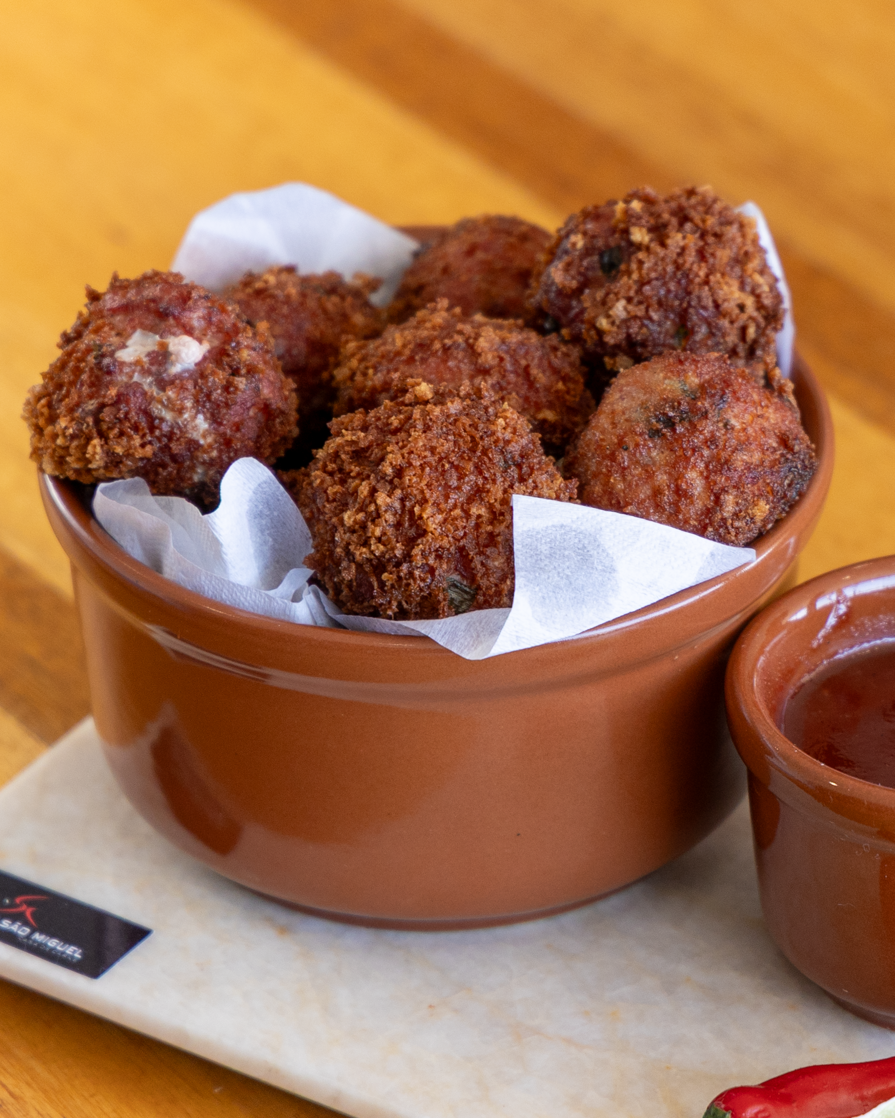 Empório São Miguel – Bolinho de pernil suíno recheado com mussarela, servido com geleia de goiabada picante. - Foto: Olho Gordo