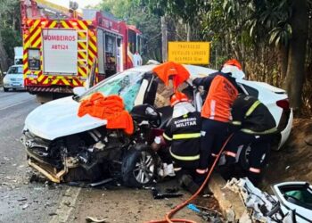 Motorista fica preso às ferragens após colisão na BR-259 em Colatina - Foto: Bombeiros/ES