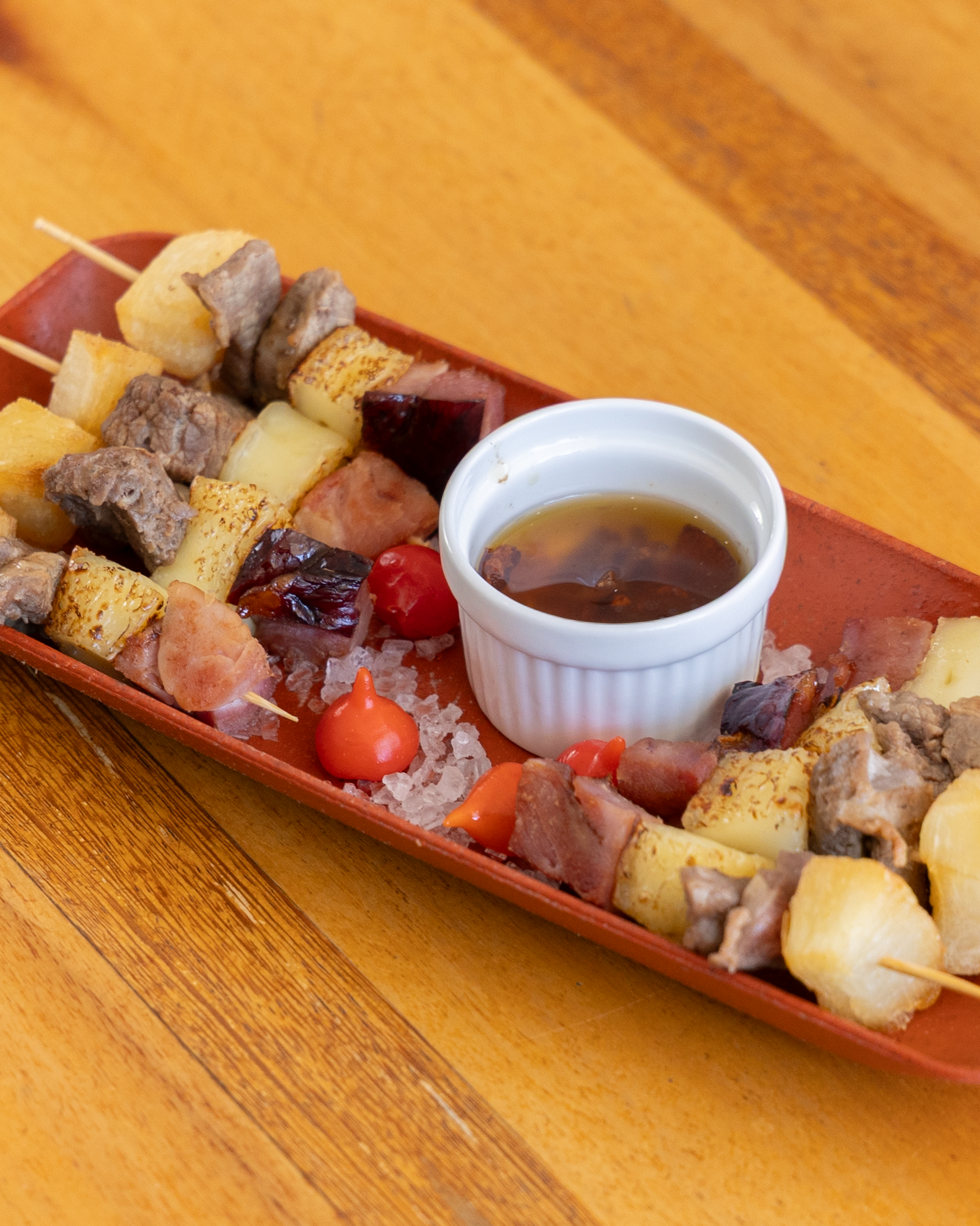 Caraiva – Brochete de carne de sol, queijo, mandioca e bacon na manteiga temperada. - Foto: Olho Gordo