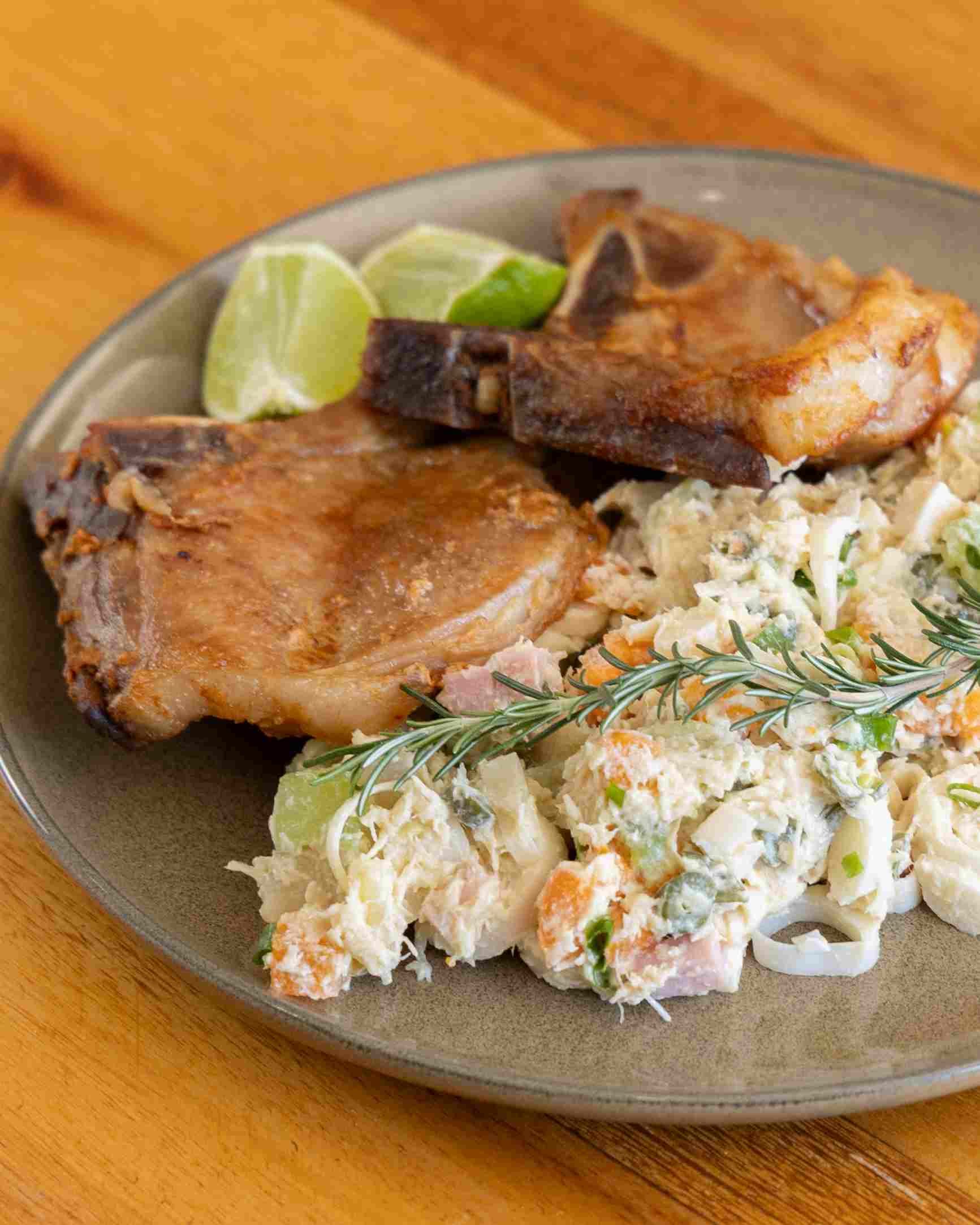 Bar do Gerumim – Bisteca suína regada no vinho branco e assada no bafo, acompanhada de salada fria encorpada. - Foto: Olho Gordo