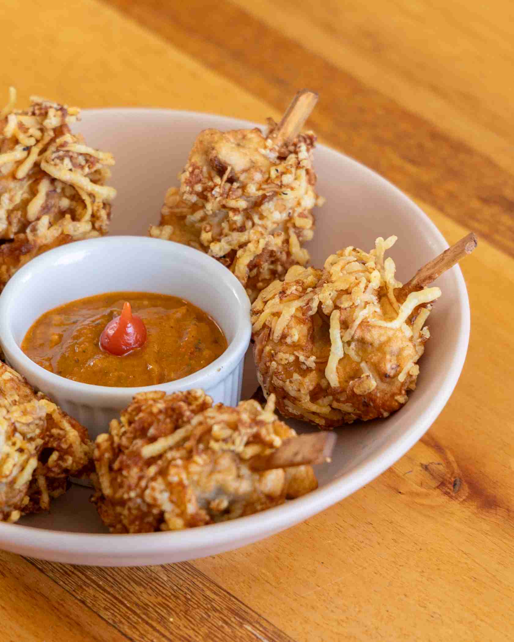 Cheiro Verde – Porção de espetinhos de filé mignon com banana, empanados com queijo parmesão e acompanhados de molho especial. Foto: Olho Gordo