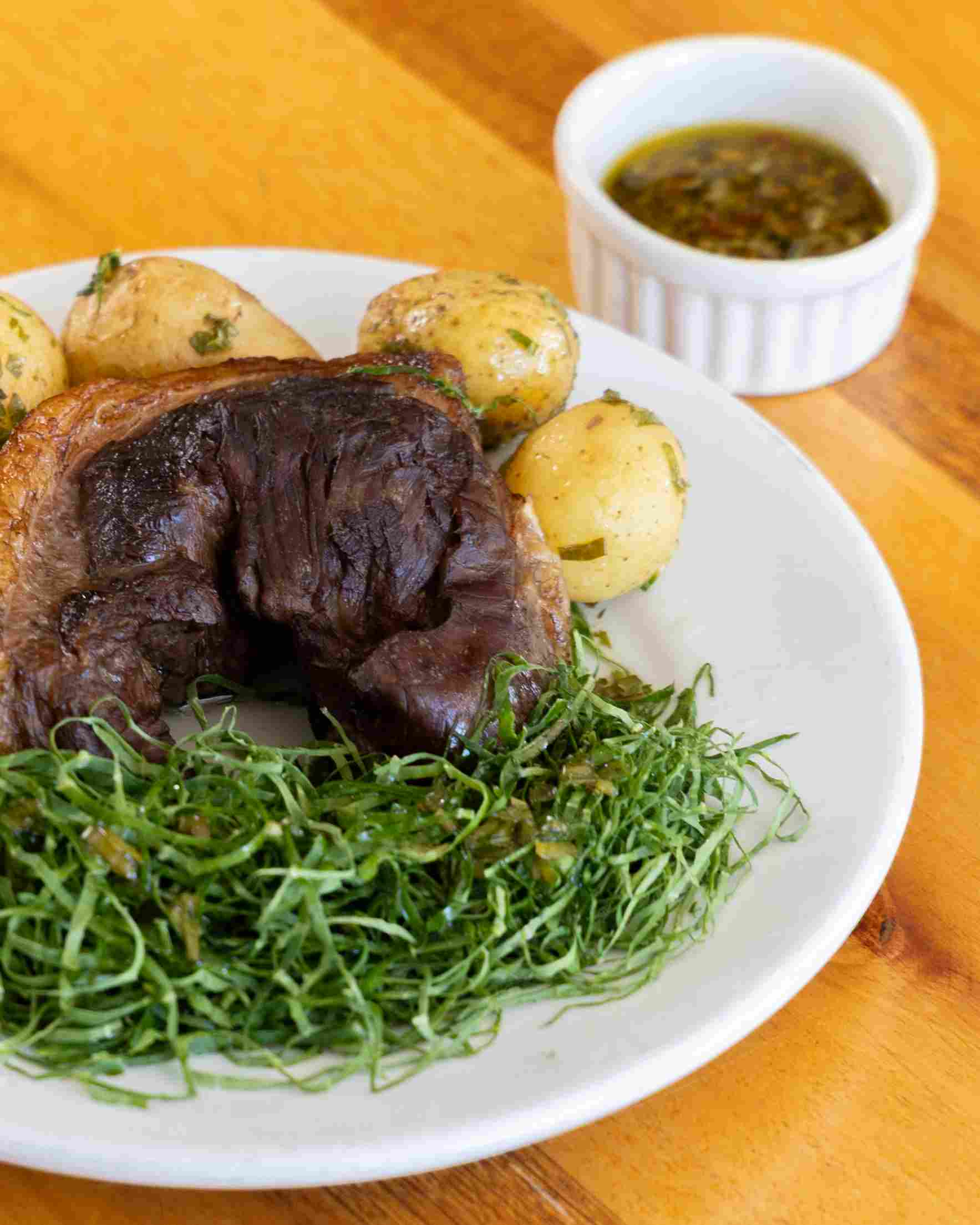 Bar do Cleto – Fraldinha bovina feita lentamente no sous-vide, acompanhada de batatas em conserva e couve fatiada bem temperada. Foto: Olho Gordo