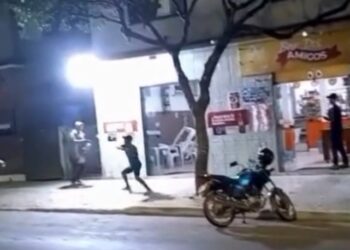 Homem ameaça clientes de bar com motosserra em Santa Maria de Jetibá - Foto: Rede Social