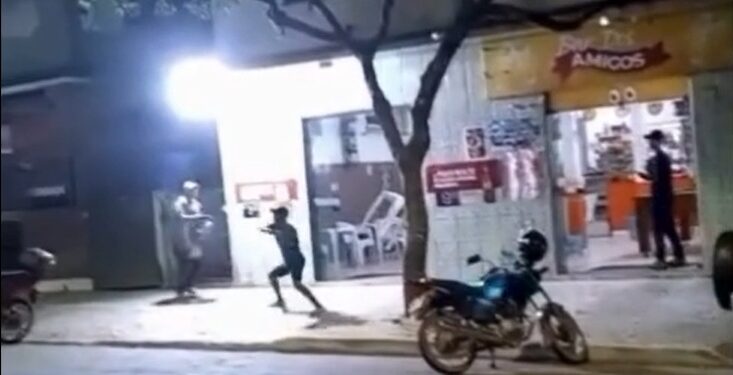 Homem ameaça clientes de bar com motosserra em Santa Maria de Jetibá - Foto: Rede Social