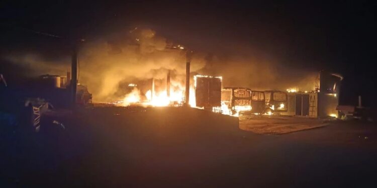 Incêndio em galpão destrói veículos em Santa Maria de Jetibá - Foto: Rede Social