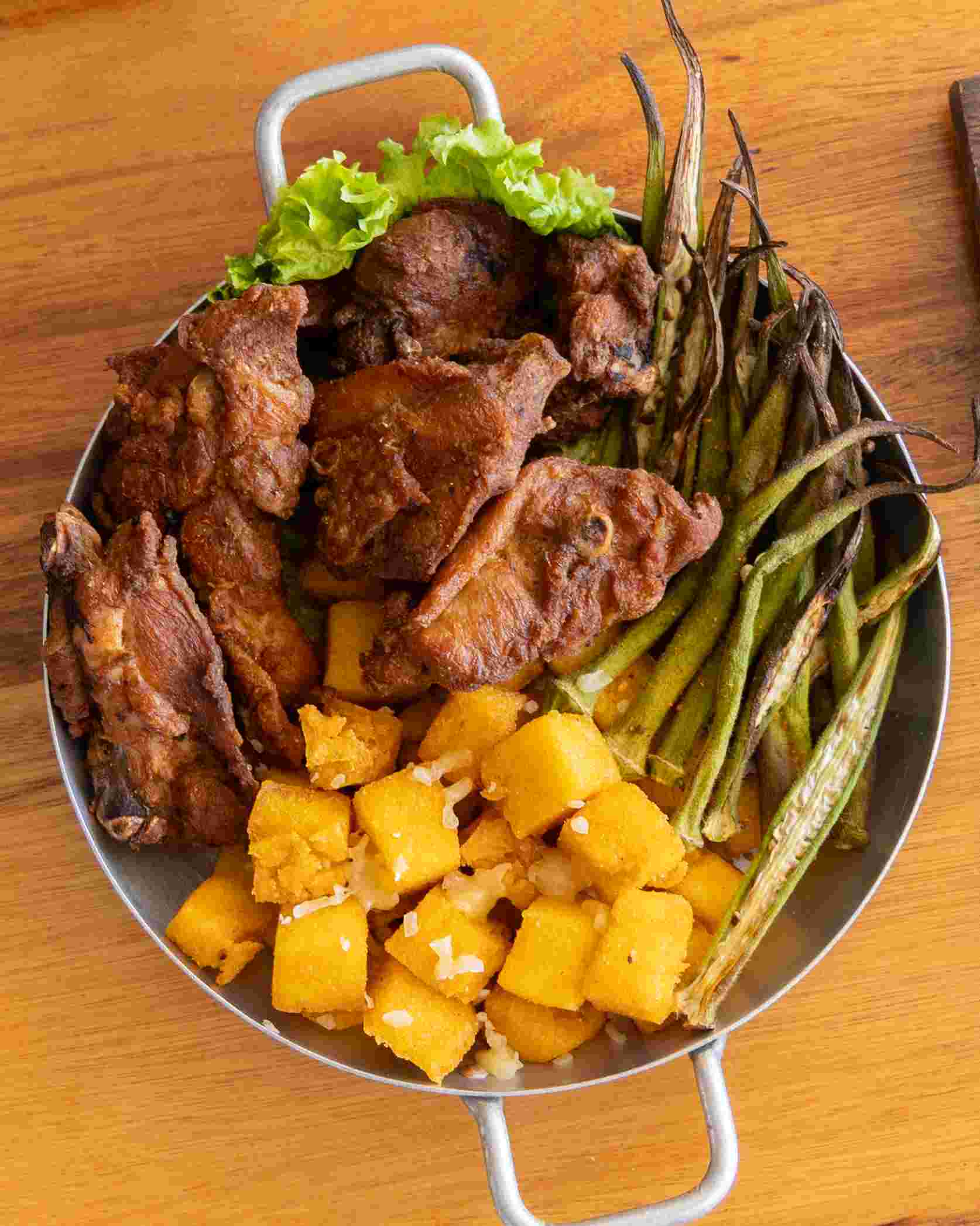 Jeitinho Brasileiro – Frango a passarinho, quiabo tostado e polenta frita.- Foto: Olho Gordo