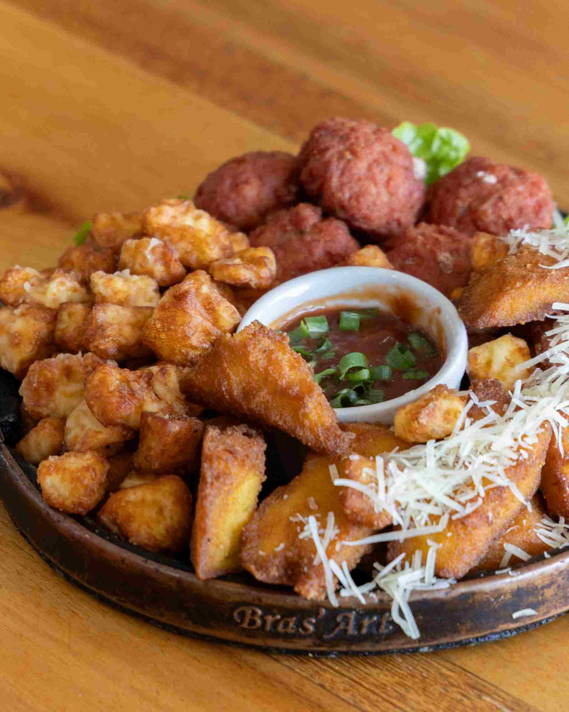 Bar Ladyn – Bolinho de linguiça caseiro, queijo frito e polenta frita, acompanhado de geleia de pimenta. - Foto: Olho Gordo