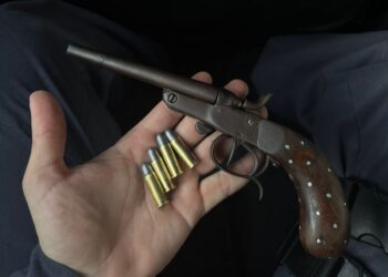 Polícia resgata adolescente de 14 anos desaparecida e prende suspeito armado em Baixo Guandu - Foto: PCES