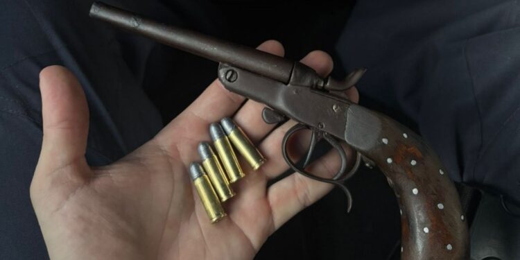 Polícia resgata adolescente de 14 anos desaparecida e prende suspeito armado em Baixo Guandu - Foto: PCES