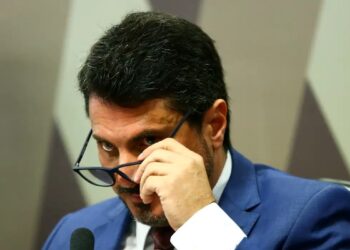 Senador Marcos do Val é levado para colocar tornozeleira - Foto: Marcelo Camargo/Agência Brasil