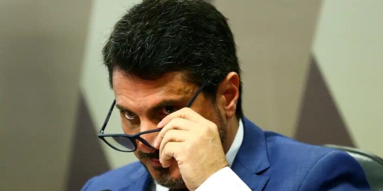 Senador Marcos do Val é levado para colocar tornozeleira - Foto: Marcelo Camargo/Agência Brasil