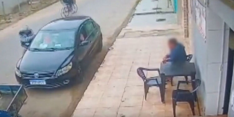 Motorista é morto a tiros dentro de carro na frente da mãe e do irmão em Aracruz - Foto: Reprodução