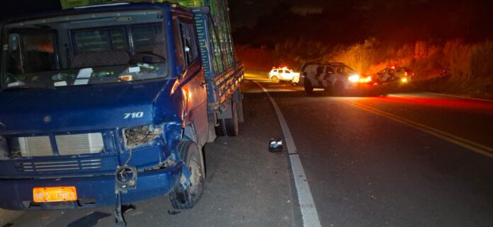 Motociclista morre em colisão com caminhão na ES 080, em Colatina - Foto: Leitor Colatina em Ação 