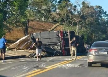 Acidente entre carreta e carro deixa ferido e causa lentidão na BR-101 em Ibiraçu - Foto: Leitor Colatina em Ação