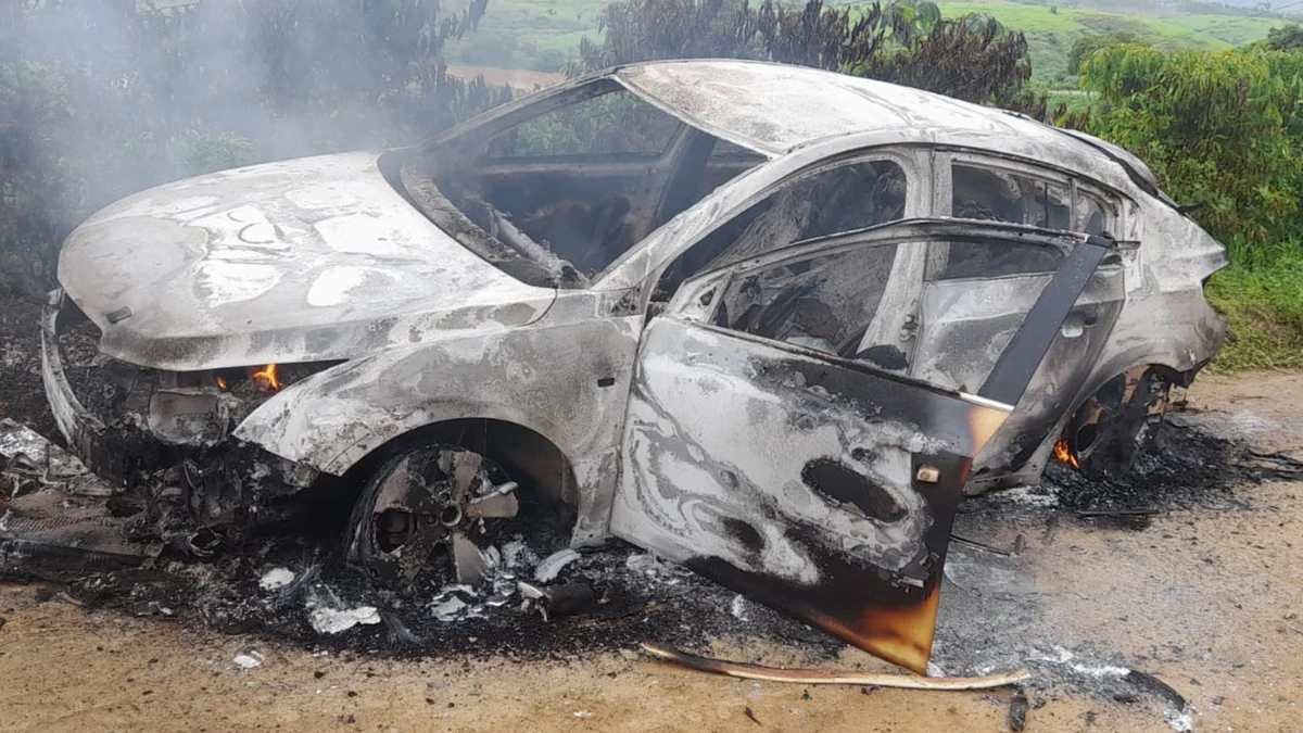 Carro usado pelo executor foi achado incendiado em uma estrada rural em Marilândia logo após o homicídio - Foto: Reprodução