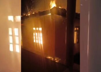 Mulher e dois filhos escapam de incêndio em residência de São Roque do Canaã - Foto: Rede Social