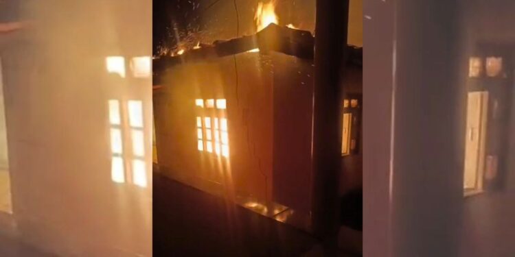 Mulher e dois filhos escapam de incêndio em residência de São Roque do Canaã - Foto: Rede Social