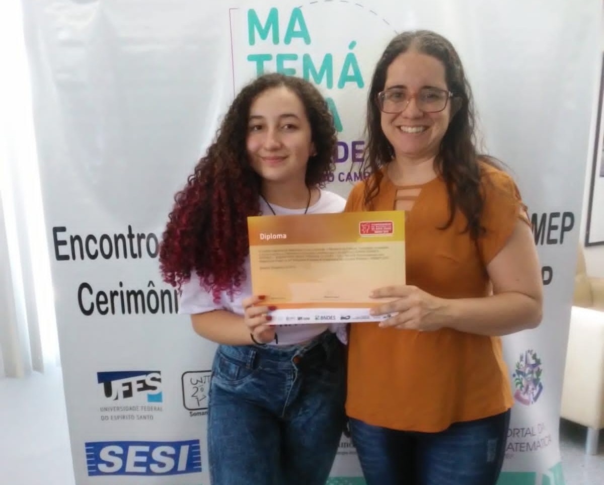 Lisânia e a mãe, Amanda, celebrando uma das muitas conquistas acadêmicas | Imagem: arquivo pessoal