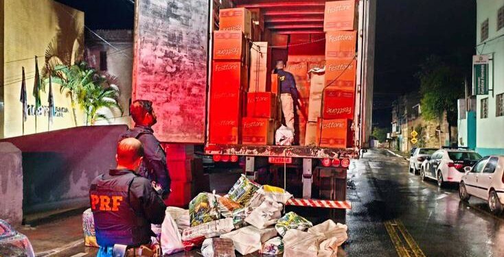 Carga de panetones que iria para Colatina escondia 780 kg de droga - Foto: PRF