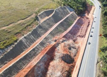 BR-101 na Serra terá interdição total por 30 minutos em 4 dias para corte de rochas - Foto: ECOVIAS