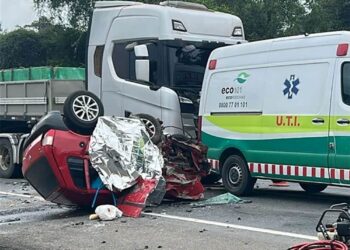 Homem morre preso às ferragens em colisão entre carro e caminhão na BR-101 - Foto: Rede Social