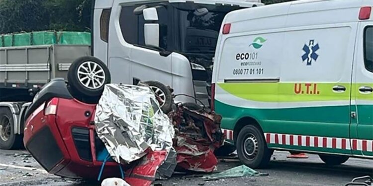 Homem morre preso às ferragens em colisão entre carro e caminhão na BR-101 - Foto: Rede Social
