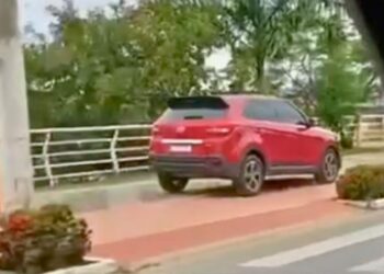 Carro é flagrado trafegando irregularmente no calçadão de Colatina - Foto: Rede Social