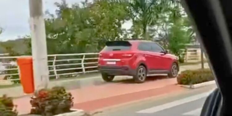 Carro é flagrado trafegando irregularmente no calçadão de Colatina - Foto: Rede Social