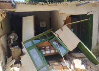 Caminhão desgovernado atinge casa em Colatina, criança escapa ilesa - Foto: Reprodução