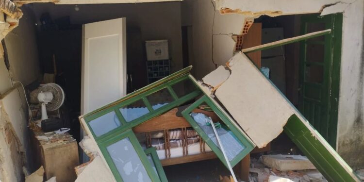 Caminhão desgovernado atinge casa em Colatina, criança escapa ilesa - Foto: Reprodução