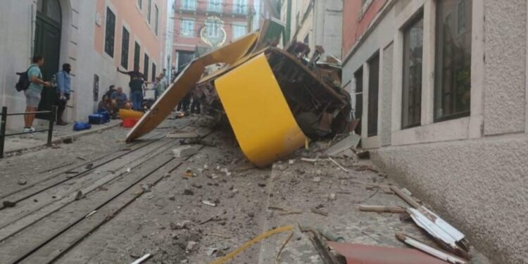 Elevador da Glória descarrila em Lisboa, deixando 15 mortos e 18 feridos - Foto: Reprodução