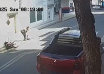 Motociclista tenta levantar idoso atropelado antes de fugir em Colatina - Foto: Reprodução