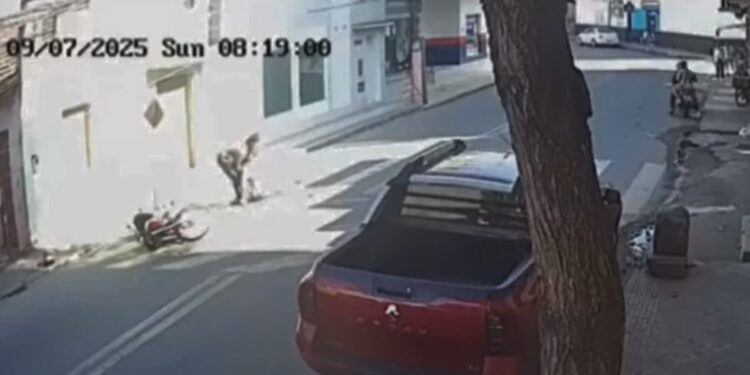 Motociclista tenta levantar idoso atropelado antes de fugir em Colatina - Foto: Reprodução