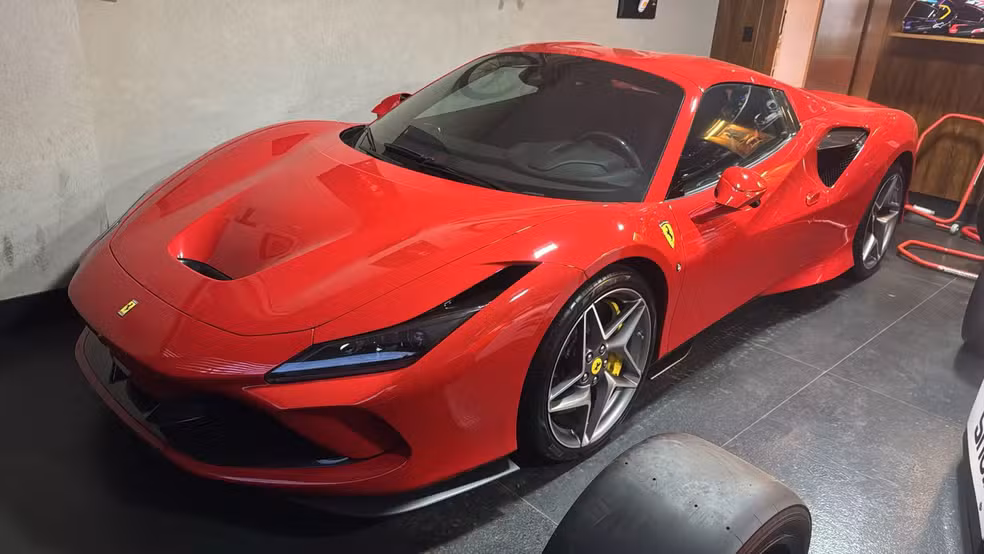 Ferrari apreendida no Distrito Federal na operação contra fraude no INSS — Foto: Reprodução