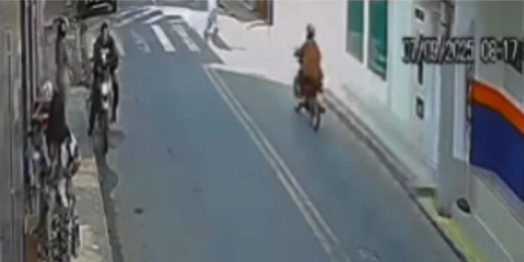 Idoso de 77 anos é atropelado por motociclista em faixa de pedestres em Colatina - Foto: Rede Social