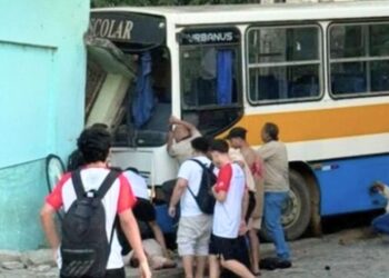 Três pessoas ficam feridas em acidente com ônibus escolar no Noroeste do ES - Foto: Rede Social