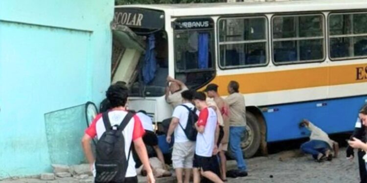 Três pessoas ficam feridas em acidente com ônibus escolar no Noroeste do ES - Foto: Rede Social