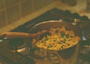 Especialista alerta: colher de pau representa risco à saúde e deve ser evitada em cozinhas. Foto: divulgação.