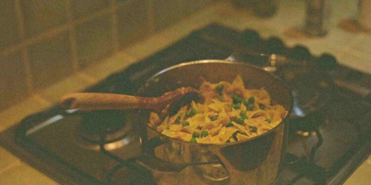 Especialista alerta: colher de pau representa risco à saúde e deve ser evitada em cozinhas. Foto: divulgação.