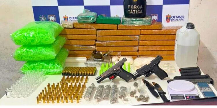 Barbearia desativada servia de esconderijo para arsenal e drogas de facção em Colatina - Foto: PMES