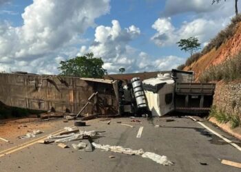 Acidente grave entre duas carretas interdita totalmente a ES-080 em Colatina - Foto: Rede Social