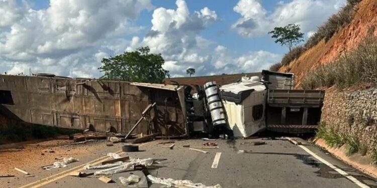 Acidente grave entre duas carretas interdita totalmente a ES-080 em Colatina - Foto: Rede Social